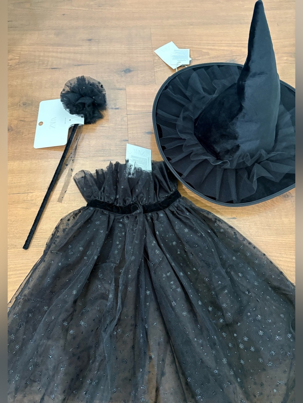ZARA SPARKLY WITCH COSTUME NWT
CAPE / HAT / WAND
6-14 YEARS * Color: Black